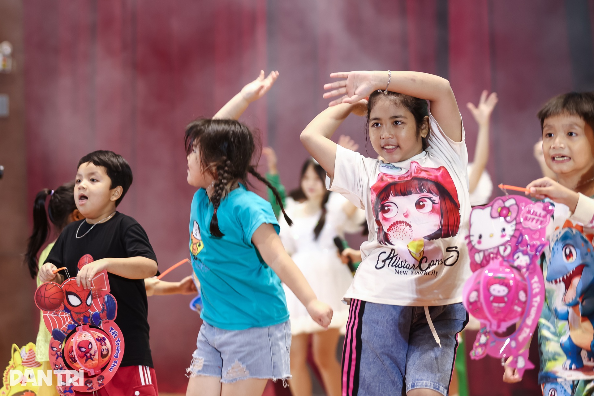 Dàn hoa hậu, á hậu và nghệ sĩ rộn ràng phá cỗ cùng 1.000 trẻ em ở TPHCM - 14