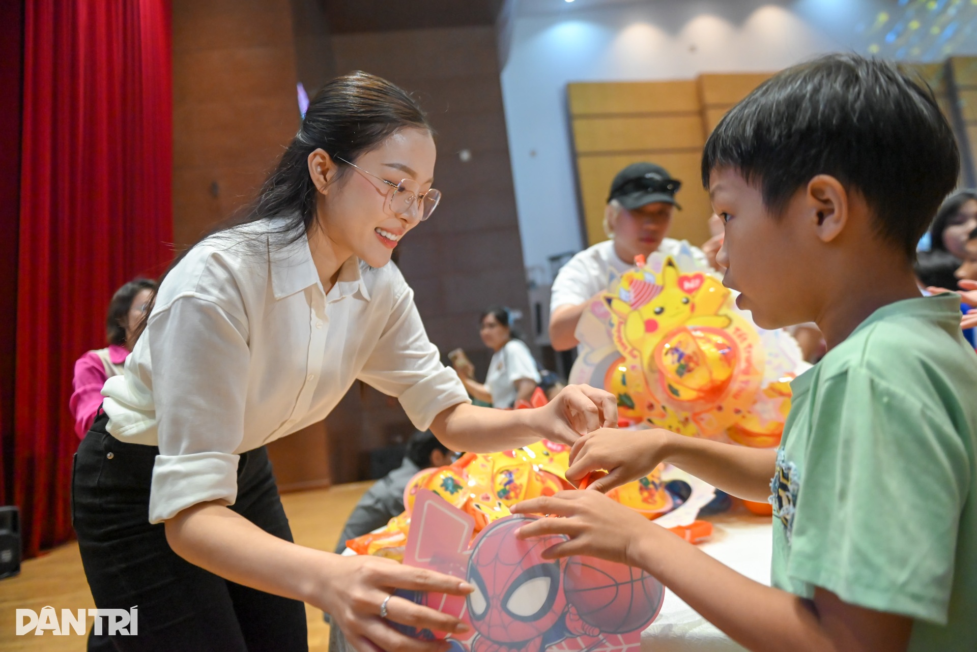 Dàn hoa hậu, á hậu và nghệ sĩ rộn ràng phá cỗ cùng 1.000 trẻ em ở TPHCM - 16