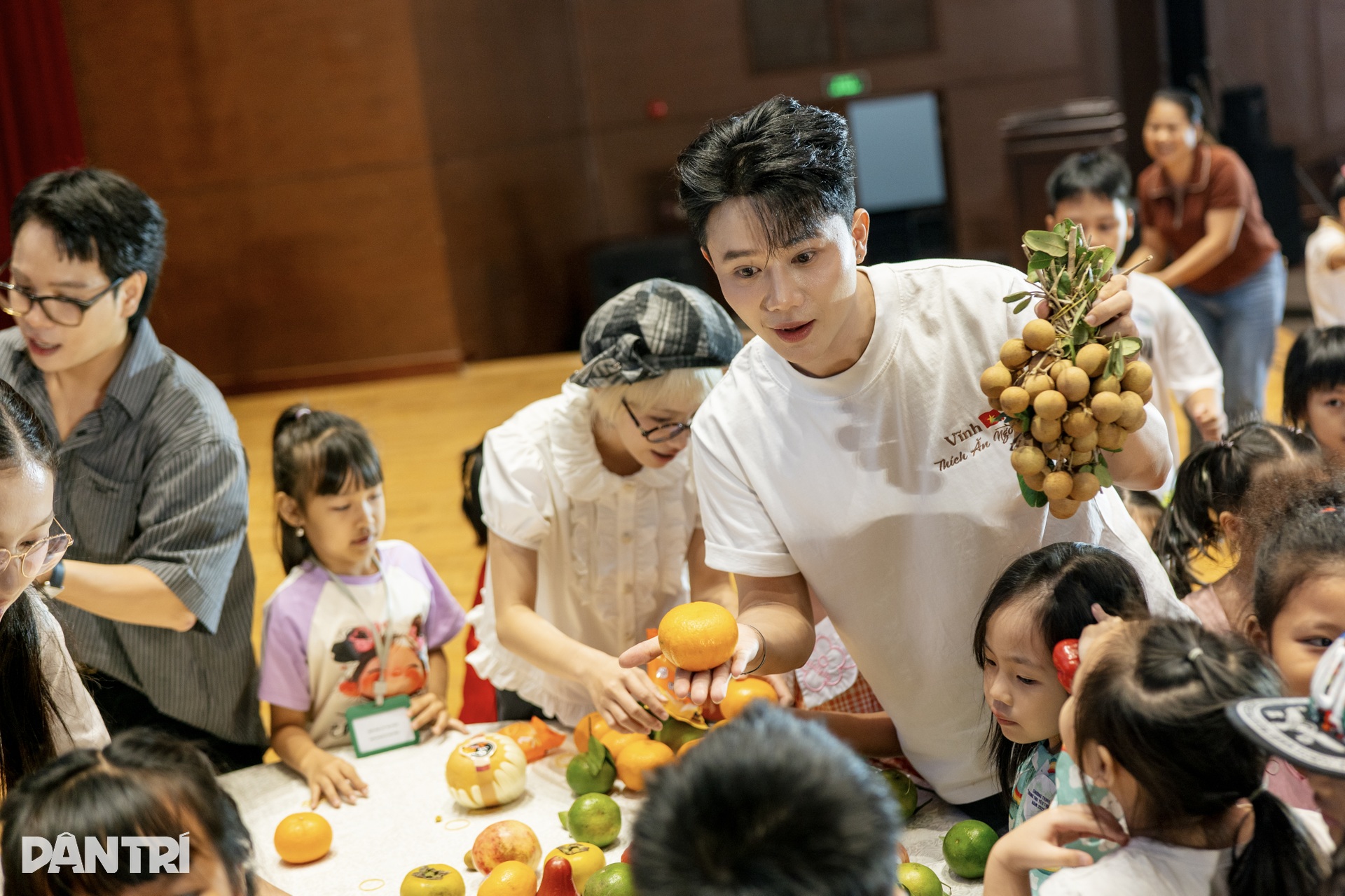 Dàn hoa hậu, á hậu và nghệ sĩ rộn ràng phá cỗ cùng 1.000 trẻ em ở TPHCM - 15