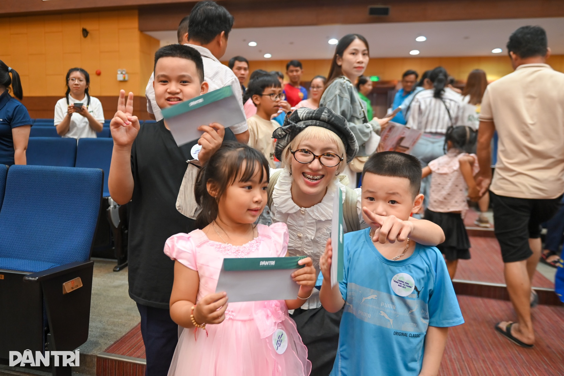 Dàn hoa hậu, á hậu và nghệ sĩ rộn ràng phá cỗ cùng 1.000 trẻ em ở TPHCM - 17