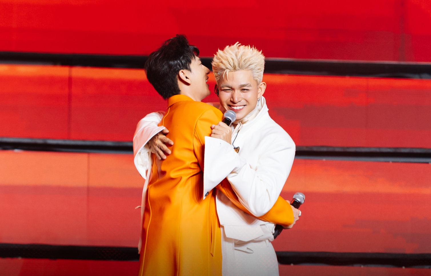 Phát sốt khoảnh khắc Anh Tài Jun Phạm tỏ tình Anh Trai ISAAC, 15 năm 