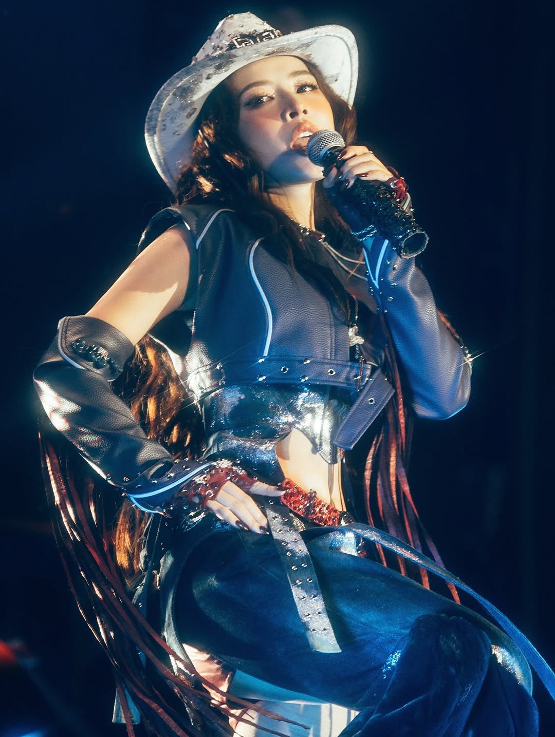 Mỹ nhân đẹp nhất Việt Nam từng bị phản đối làm ca sĩ nay đắt show đáng nể, song ca với Huỳnh Hiểu Minh còn gây sốt xứ Trung- Ảnh 8.