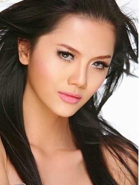 Vân Anh có gương mặt đẹp sắc sảo.