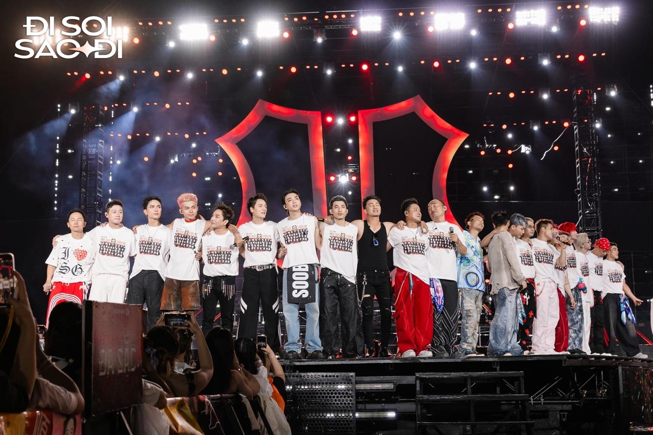 Chụp ảnh hậu trường concert Chông Gai “bằng máy giặt”: Ai nấy cũng như bước ra từ thời bom đạn- Ảnh 2.