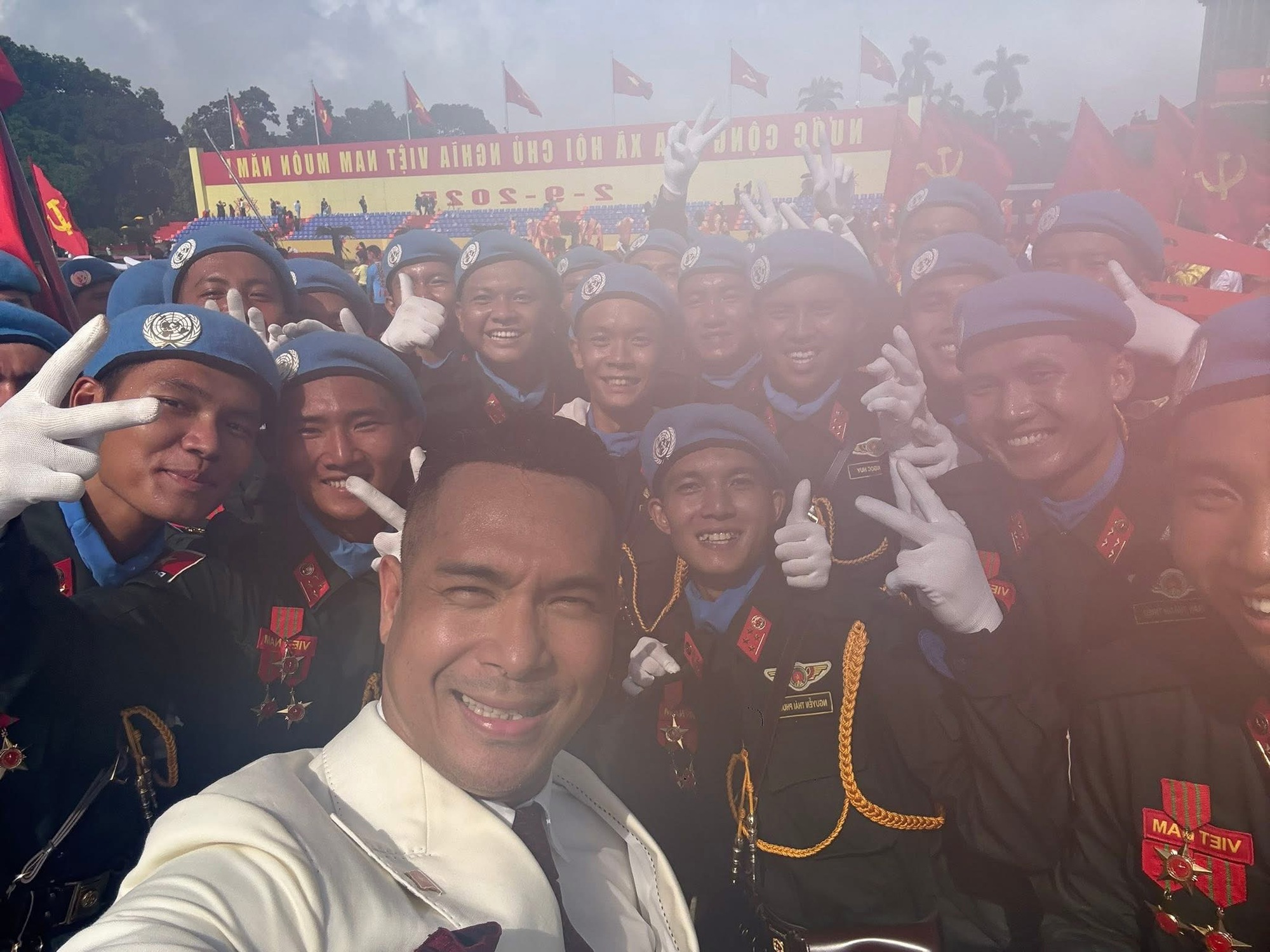 Chụp ảnh hậu trường concert Chông Gai “bằng máy giặt”: Ai nấy cũng như bước ra từ thời bom đạn- Ảnh 4.