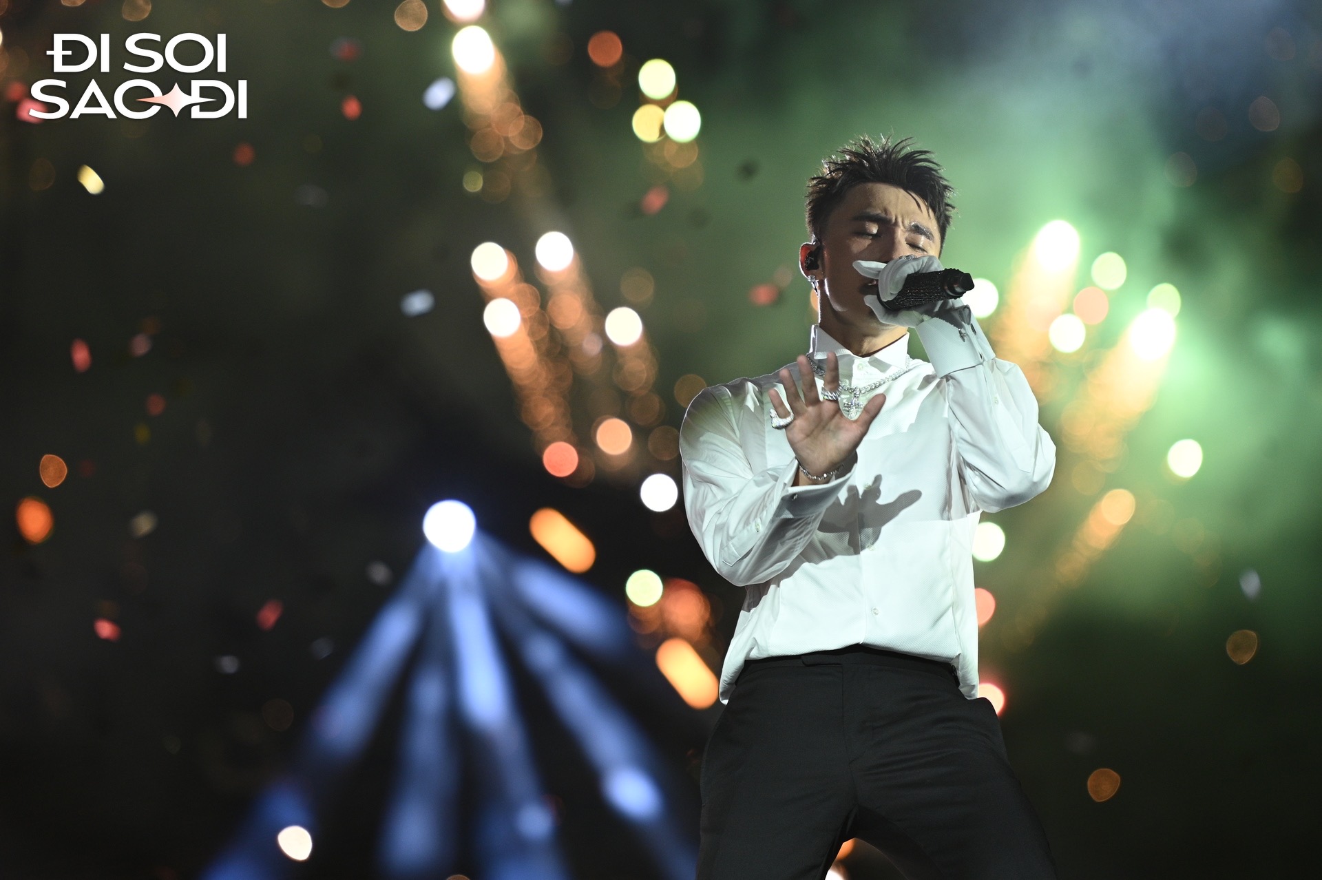 Sơn Tùng cởi 2 lớp áo tặng fan đi ngâm rượu, khán giả xin nốt chiếc quần cho đủ bộ- Ảnh 2.