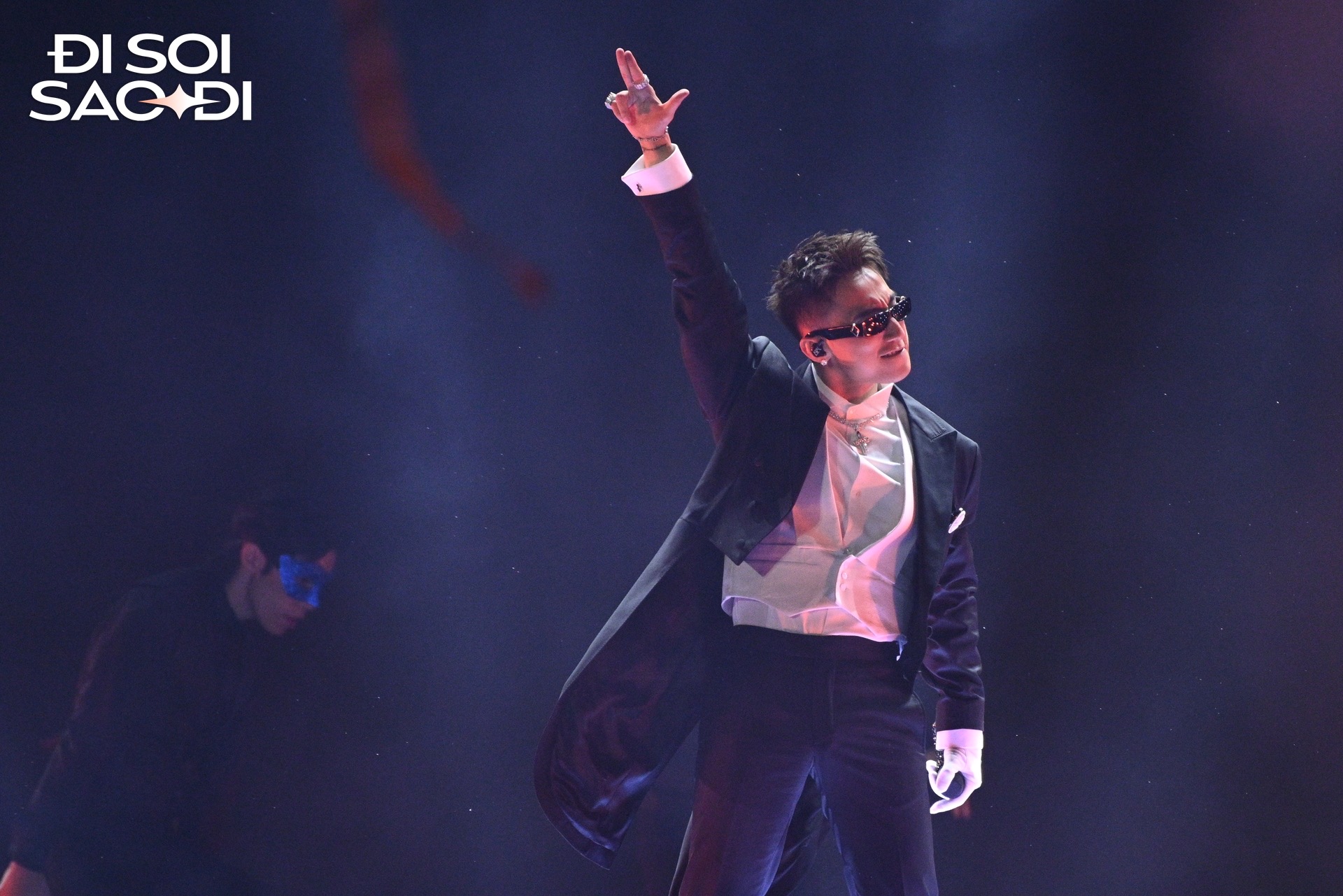 Sơn Tùng cởi 2 lớp áo tặng fan đi ngâm rượu, khán giả xin nốt chiếc quần cho đủ bộ- Ảnh 4.