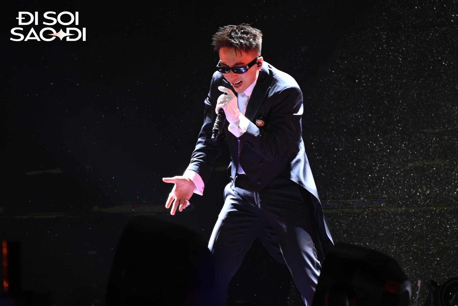 Sơn Tùng cởi 2 lớp áo tặng fan đi ngâm rượu, khán giả xin nốt chiếc quần cho đủ bộ- Ảnh 3.