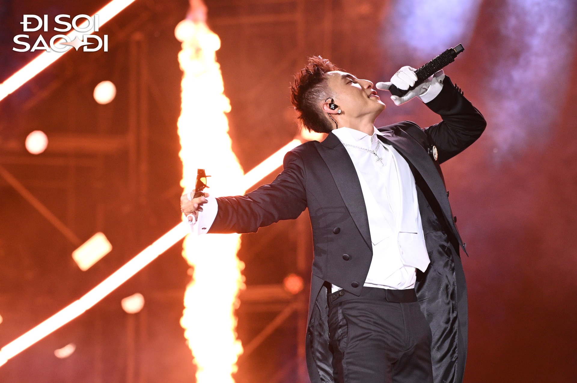 Sơn Tùng cởi 2 lớp áo tặng fan đi ngâm rượu, khán giả xin nốt chiếc quần cho đủ bộ- Ảnh 5.