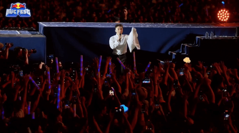 Sơn Tùng cởi 2 lớp áo tặng fan đi ngâm rượu, khán giả xin nốt chiếc quần cho đủ bộ- Ảnh 7.