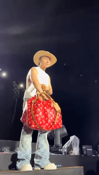 Sơn Tùng cởi 2 lớp áo tặng fan đi ngâm rượu, khán giả xin nốt chiếc quần cho đủ bộ- Ảnh 8.