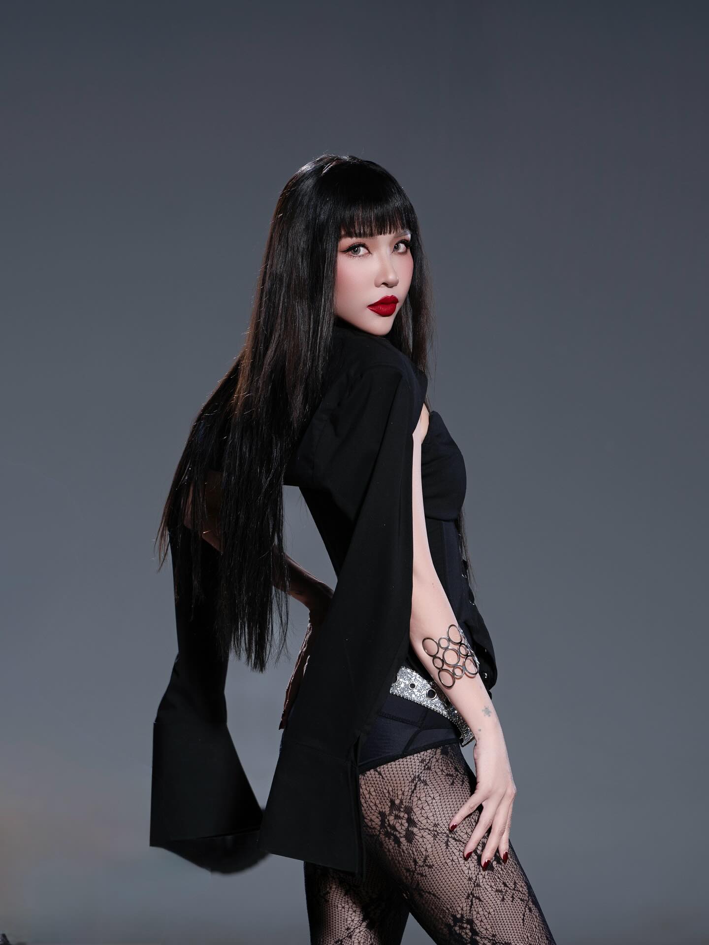 SOOBIN hôn vai gái lạ, mỗi lần đổi “công chúa” là một lần gây sốc- Ảnh 5.