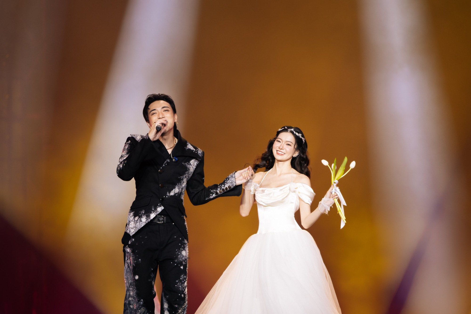 SOOBIN hôn vai gái lạ, mỗi lần đổi “công chúa” là một lần gây sốc- Ảnh 6.