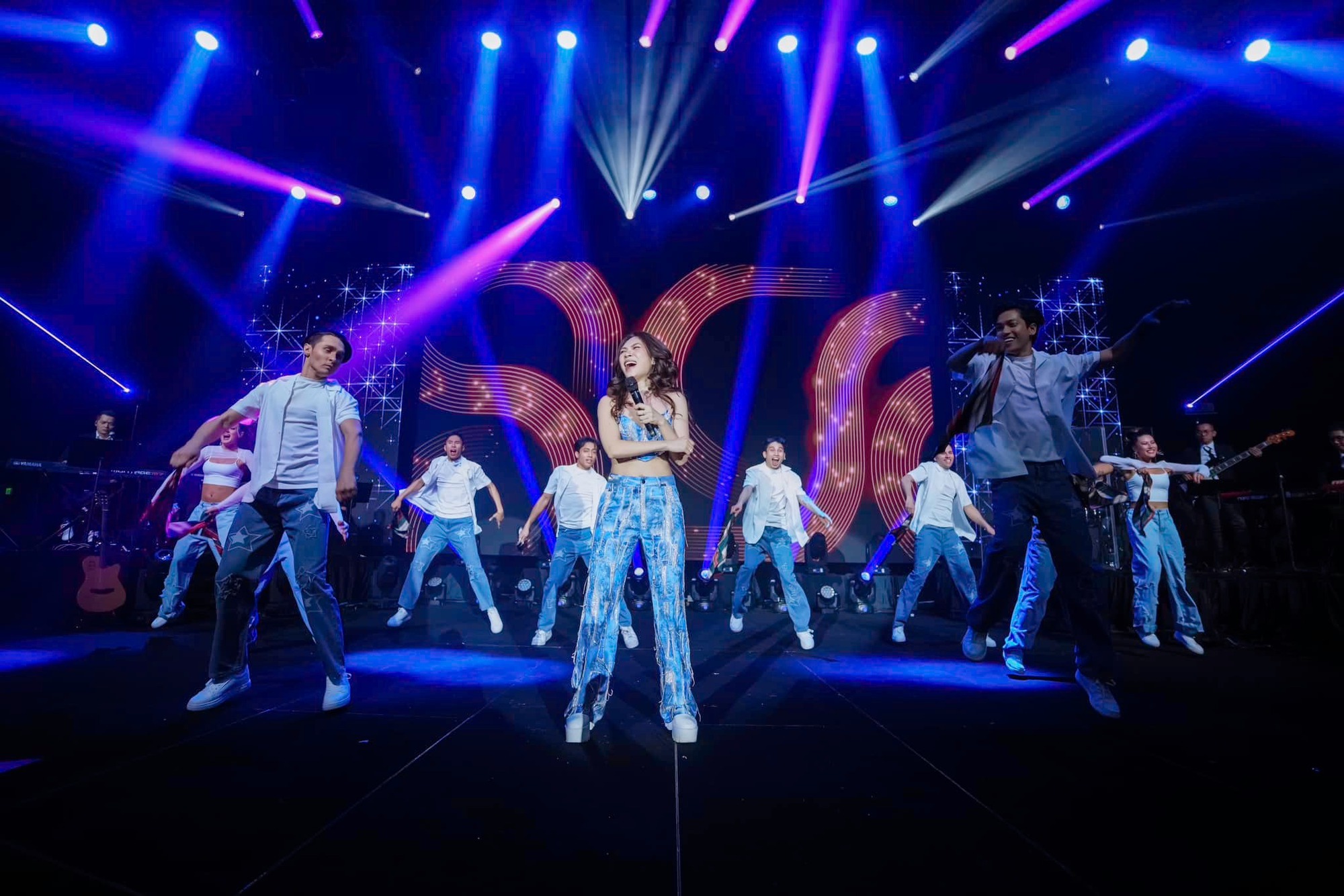 Mỹ Tâm hiếm hoi hở bạo, lộ cả tấm lưng ngọc ngà khiến dân tình 