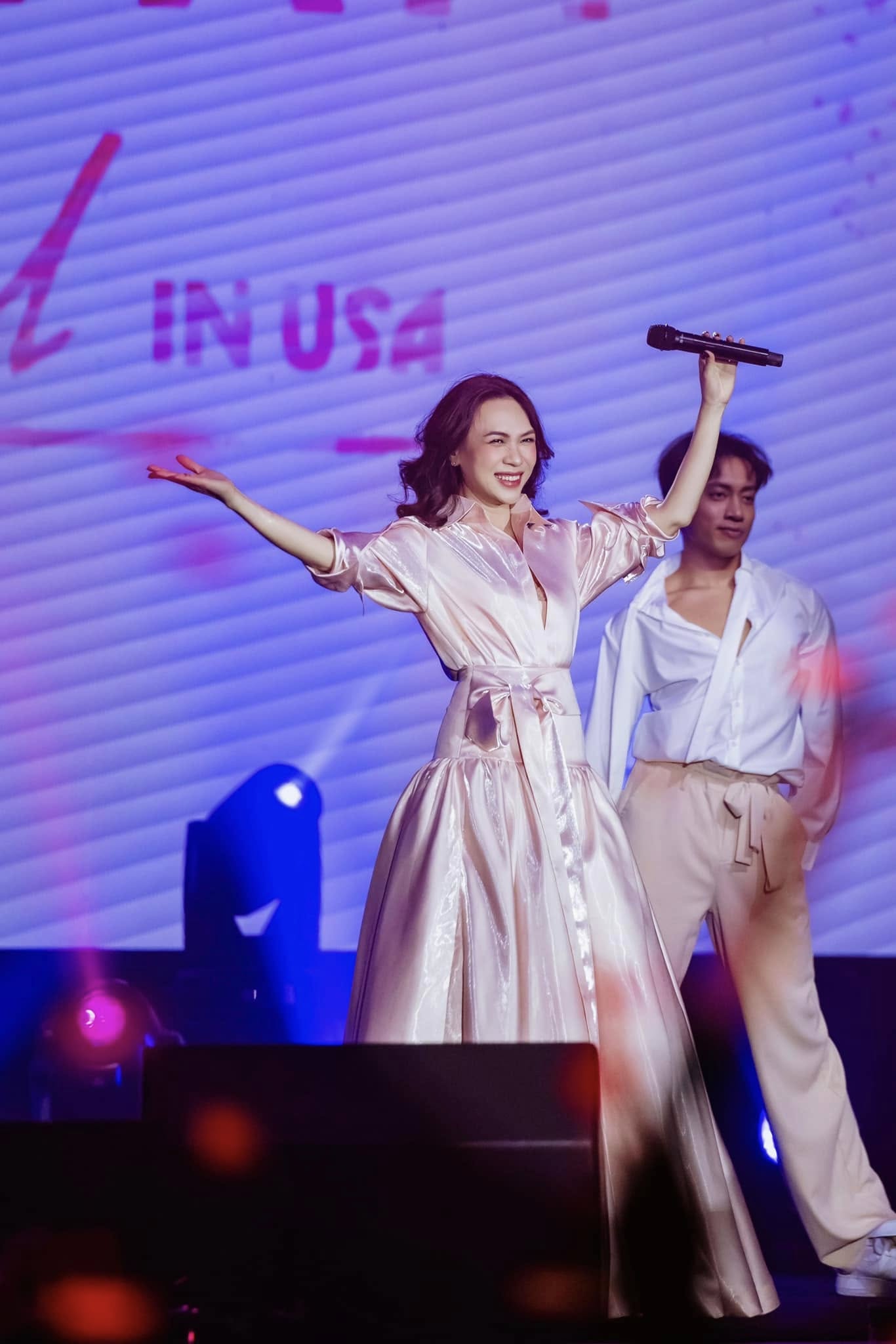 Mỹ Tâm hiếm hoi hở bạo, lộ cả tấm lưng ngọc ngà khiến dân tình 