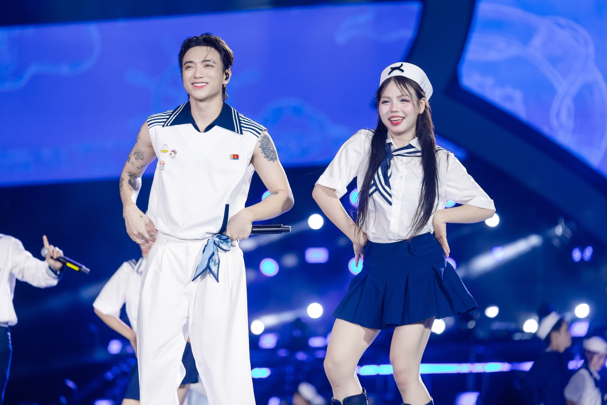 Concert Chông Gai D-7 bị chê “đầu voi đuôi chuột”, dài dòng lê thê và rất nhiều sự cố- Ảnh 9.