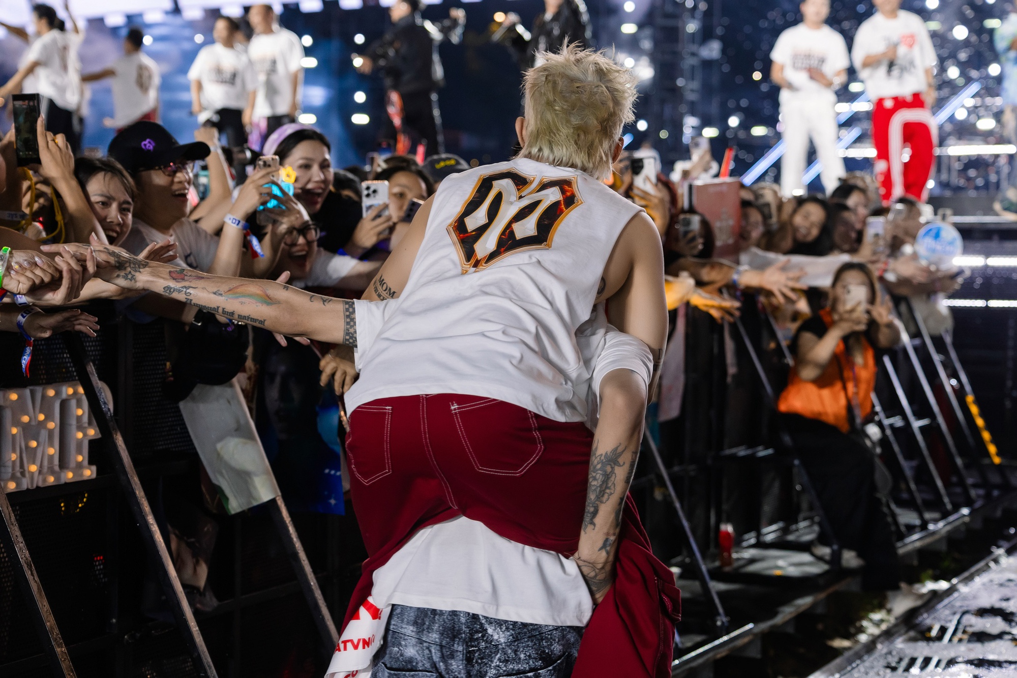 Concert Chông Gai D-7 bị chê “đầu voi đuôi chuột”, dài dòng lê thê và rất nhiều sự cố- Ảnh 11.