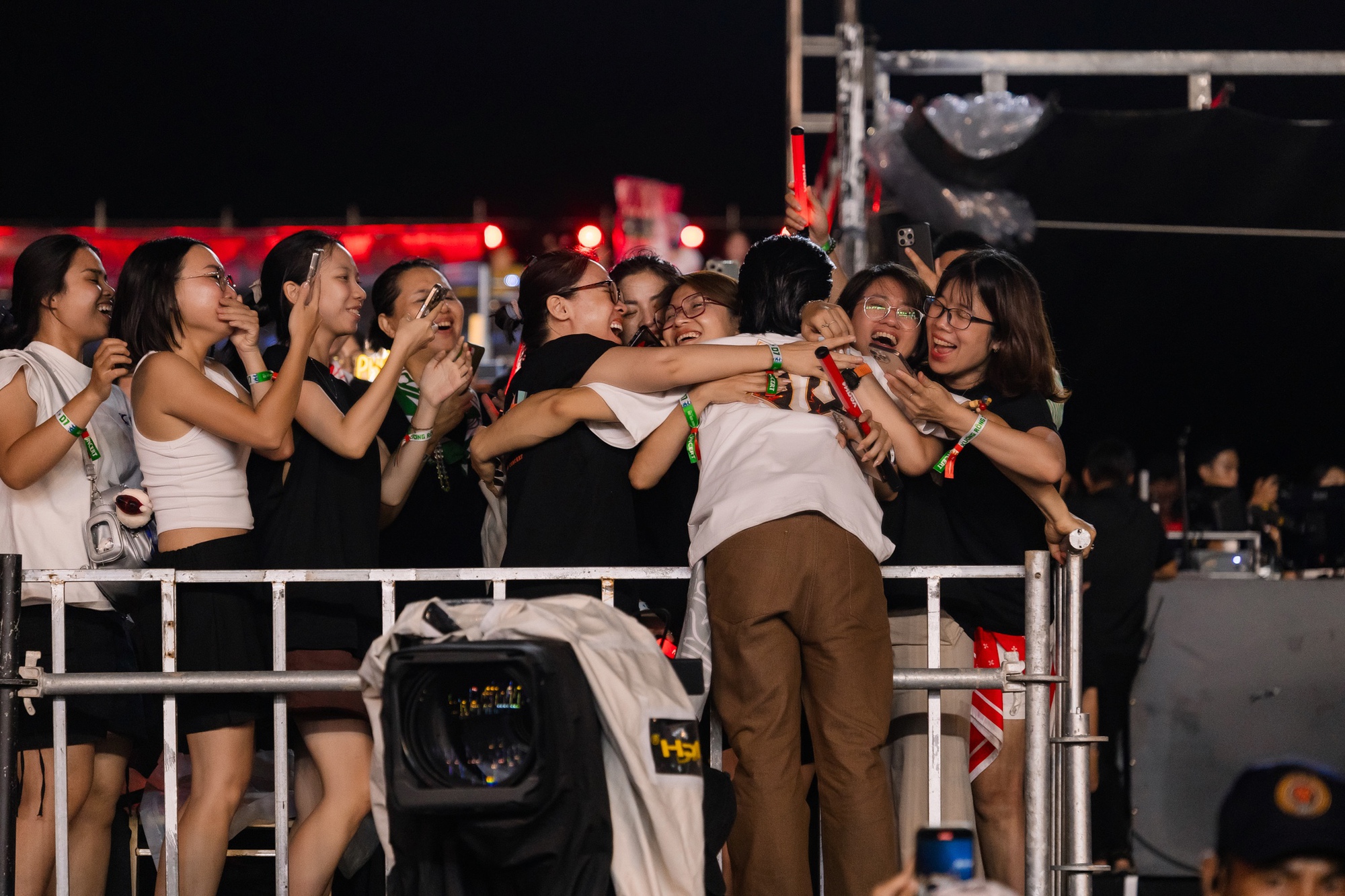 Concert Chông Gai D-7 bị chê “đầu voi đuôi chuột”, dài dòng lê thê và rất nhiều sự cố- Ảnh 12.