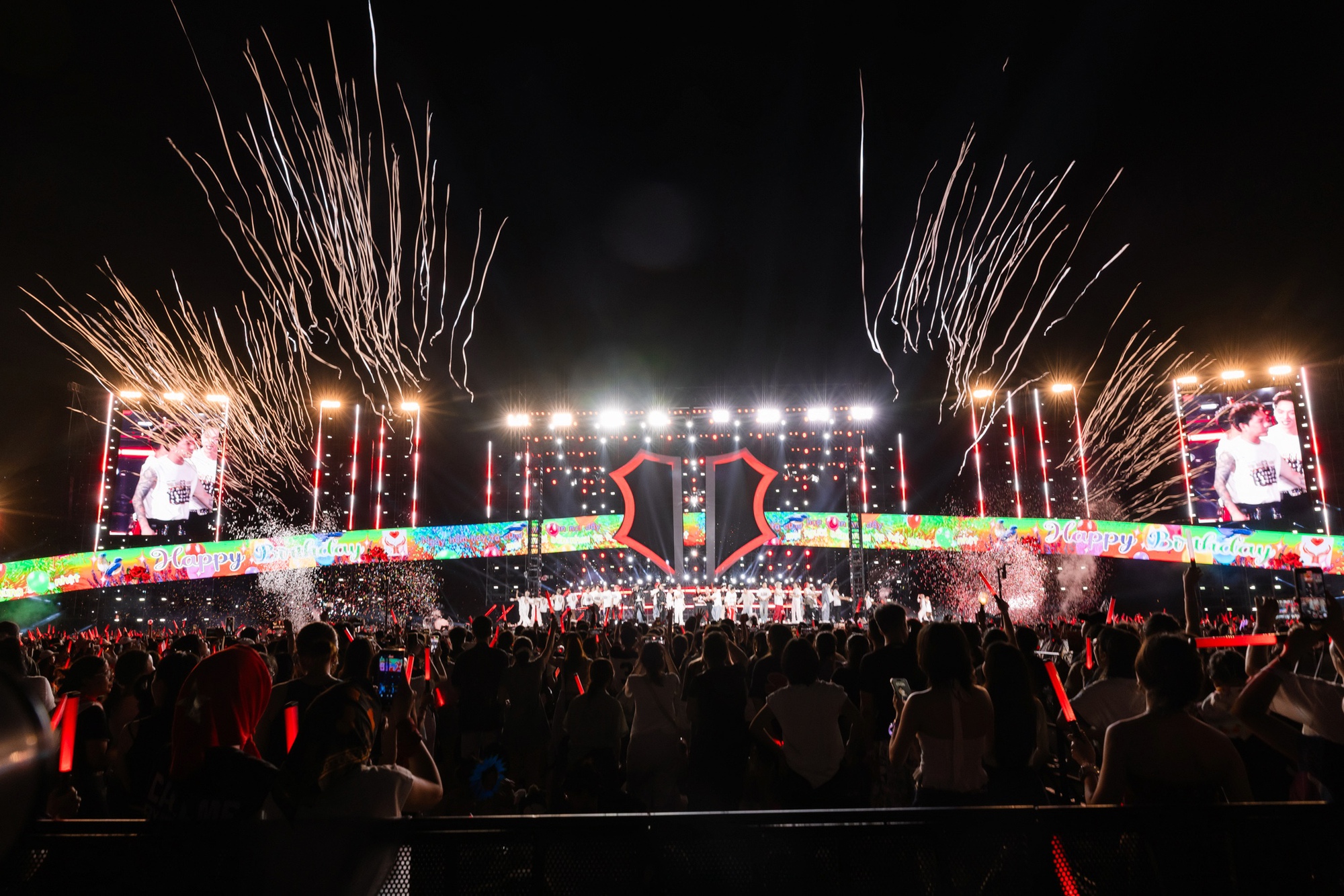 Concert Chông Gai D-7 bị chê “đầu voi đuôi chuột”, dài dòng lê thê và rất nhiều sự cố- Ảnh 13.