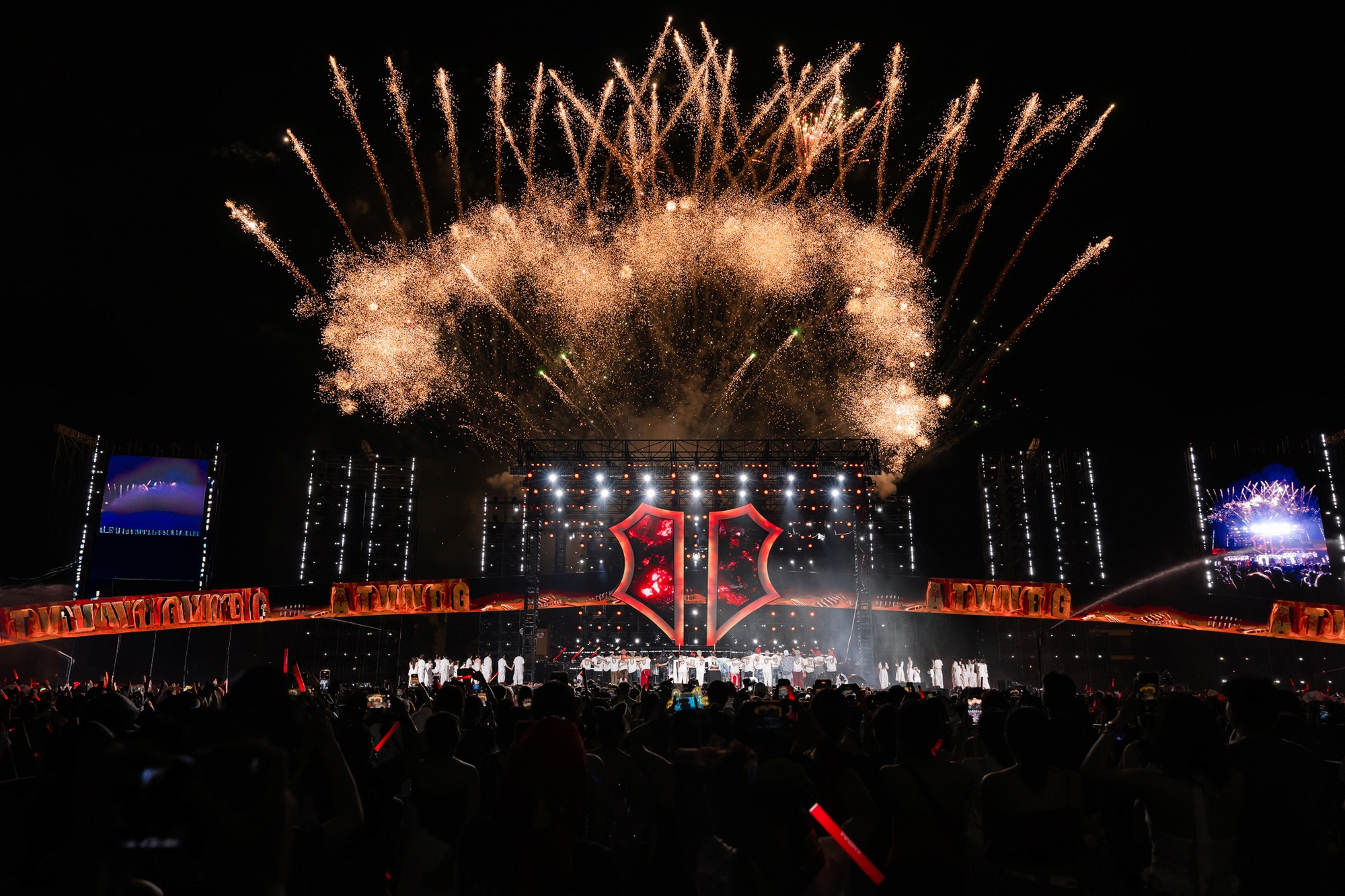 Concert Chông Gai D-7 bị chê “đầu voi đuôi chuột”, dài dòng lê thê và rất nhiều sự cố- Ảnh 18.