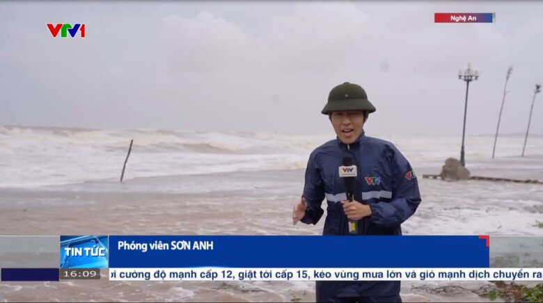 BTV Sơn Anh “gây sốt” vì dùng song ngữ đưa tin mưa bão.