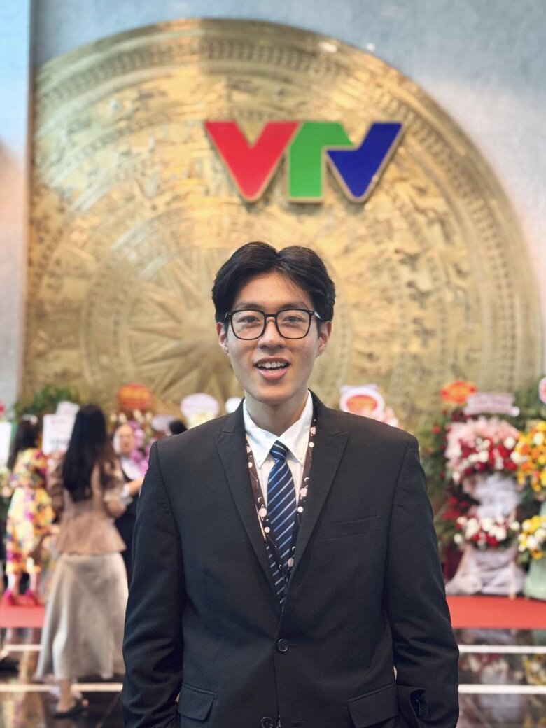 BTV Sơn Anh hiện là gương mặt quen thuộc trên sóng kênh Vietnam Today.