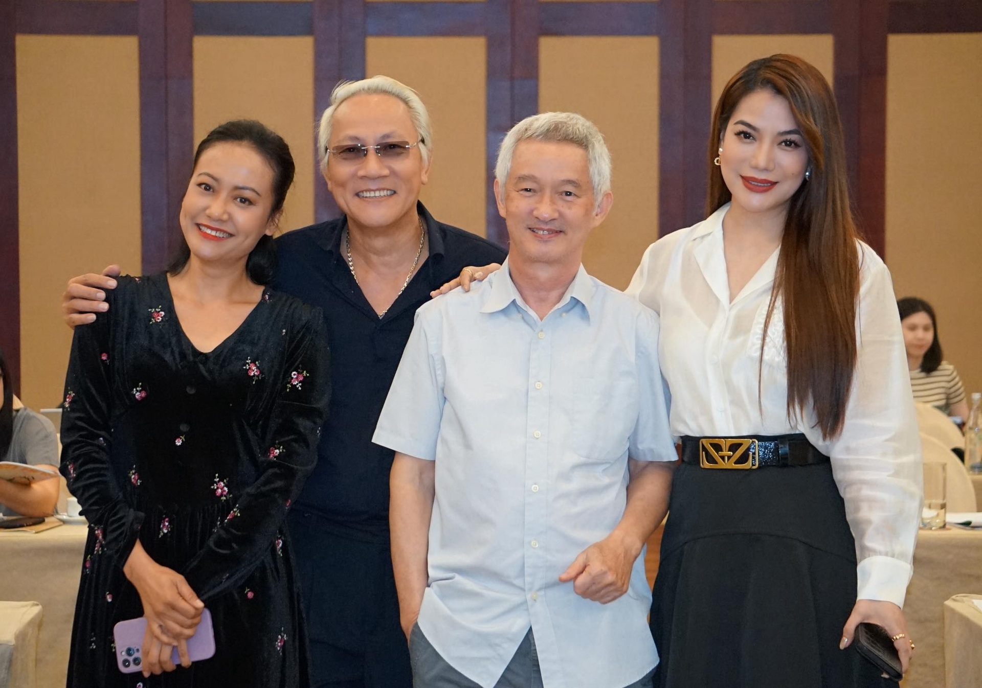 Trương Ngọc Ánh tuổi U50: Gây sốt với eo con kiến, làm bạn với người cũ - 4