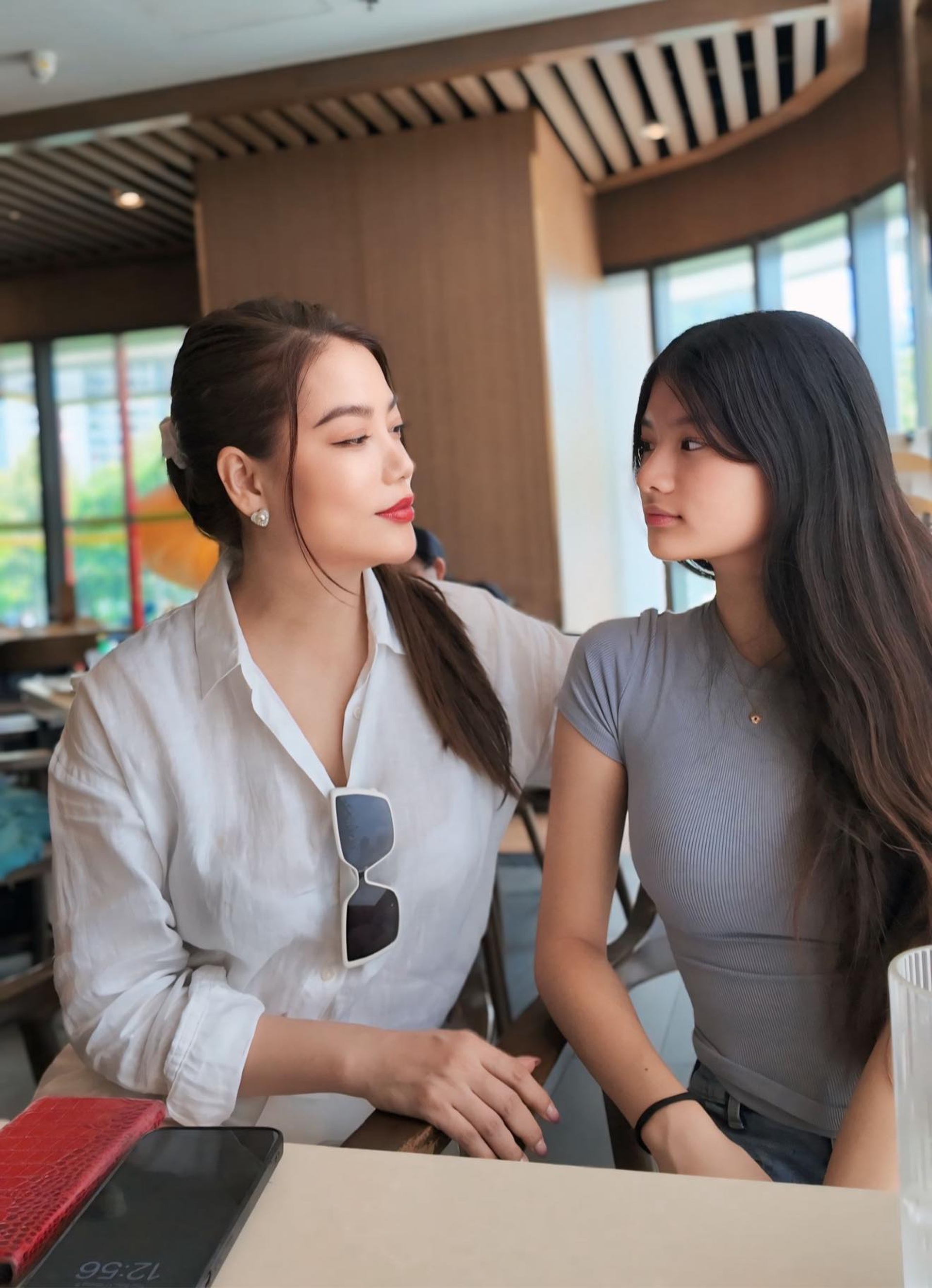 Trương Ngọc Ánh tuổi U50: Gây sốt với eo con kiến, làm bạn với người cũ - 6