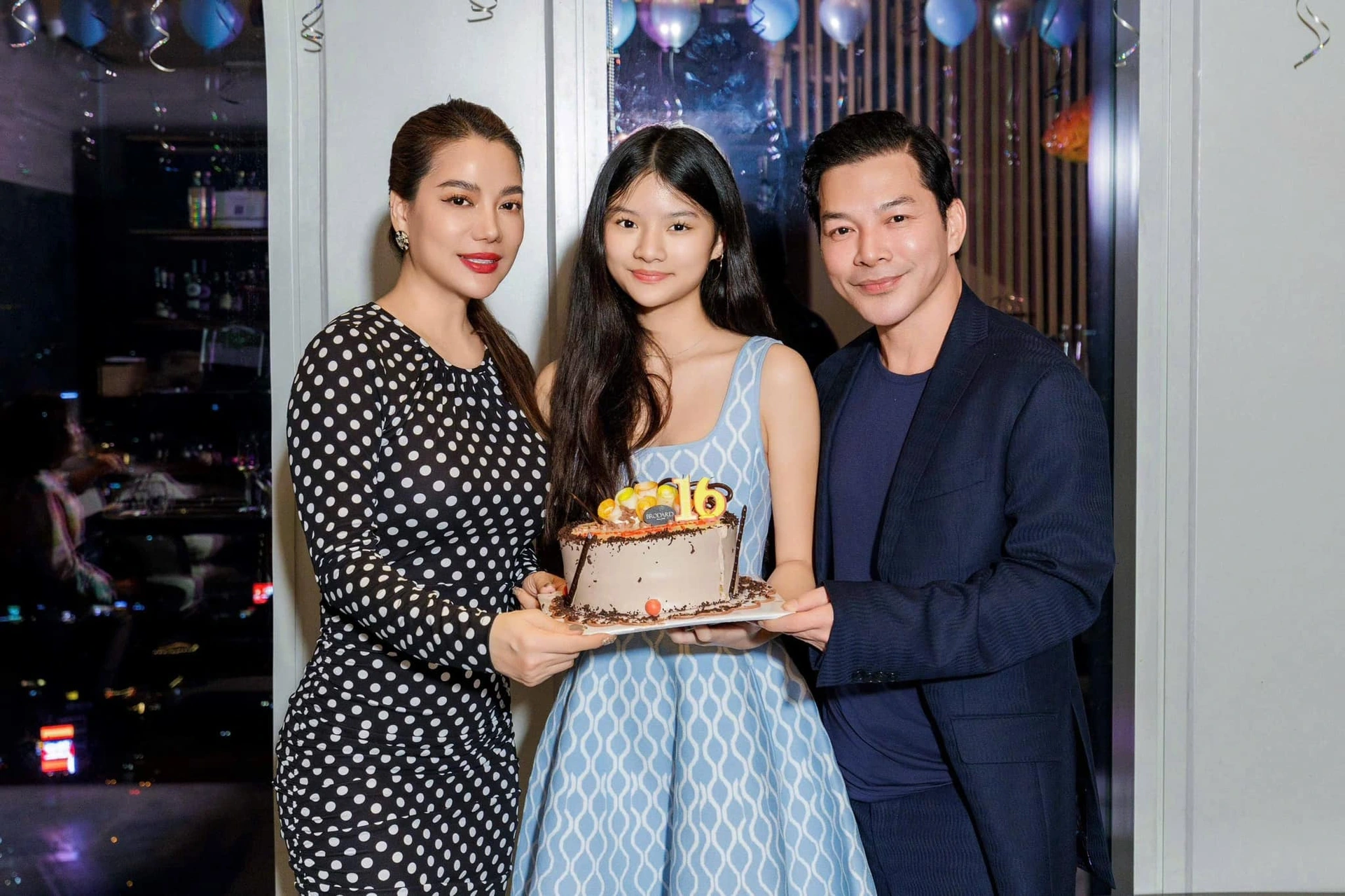 Trương Ngọc Ánh tuổi U50: Gây sốt với eo con kiến, làm bạn với người cũ - 7