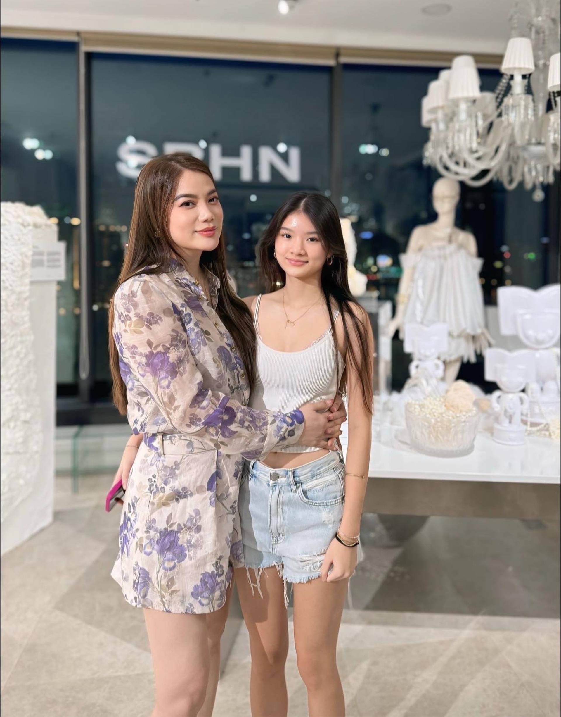 Trương Ngọc Ánh tuổi U50: Gây sốt với eo con kiến, làm bạn với người cũ - 8