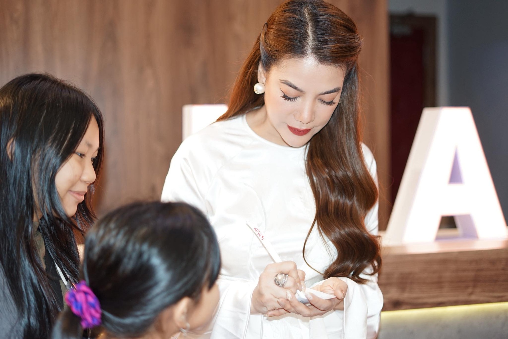 Trương Ngọc Ánh tuổi U50: Gây sốt với eo con kiến, làm bạn với người cũ - 9