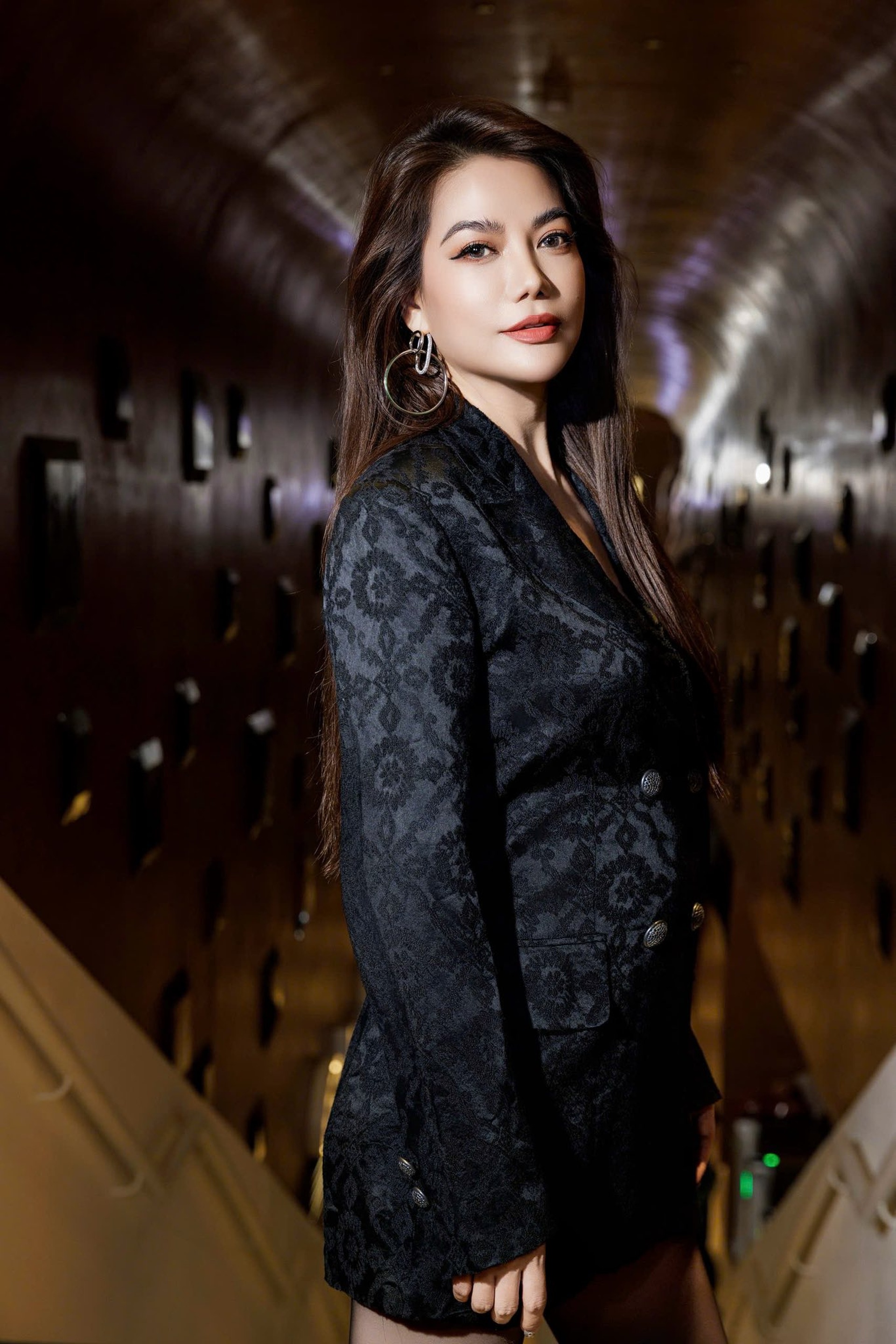 Trương Ngọc Ánh tuổi U50: Gây sốt với eo con kiến, làm bạn với người cũ - 10