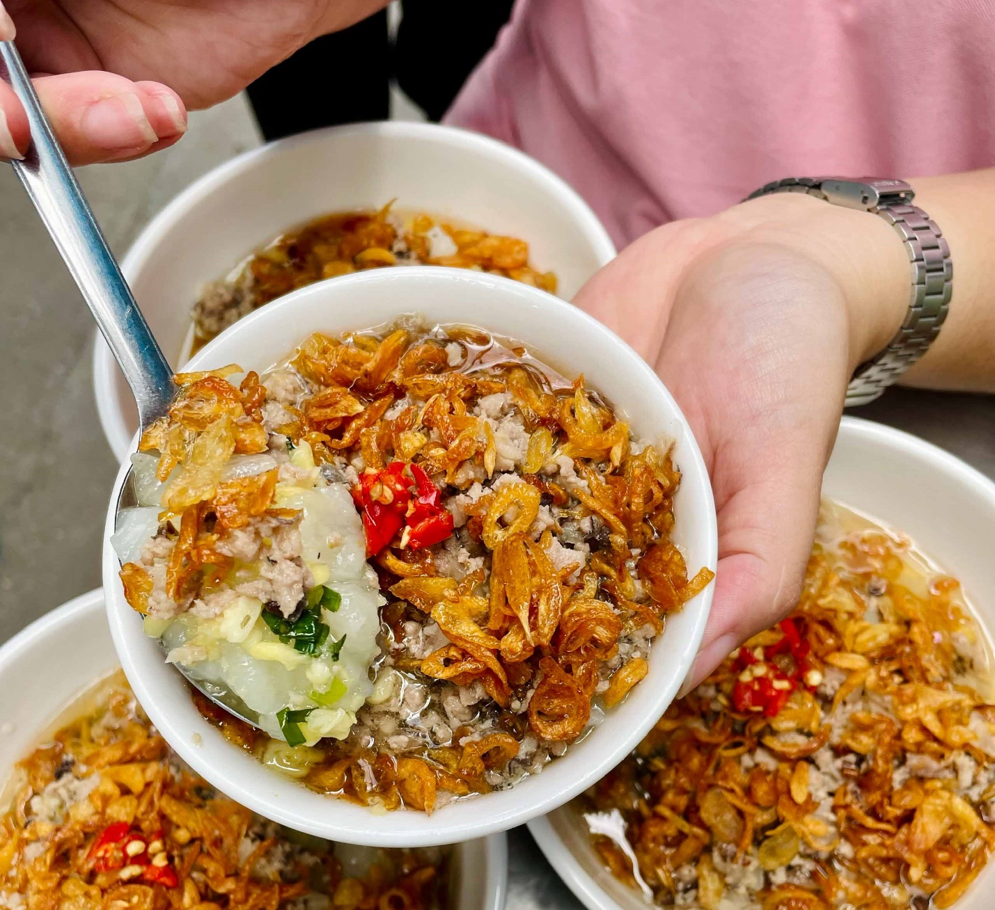 Đừng quên thưởng thức bánh đúc nóng khi tới Hà Nội mùa này