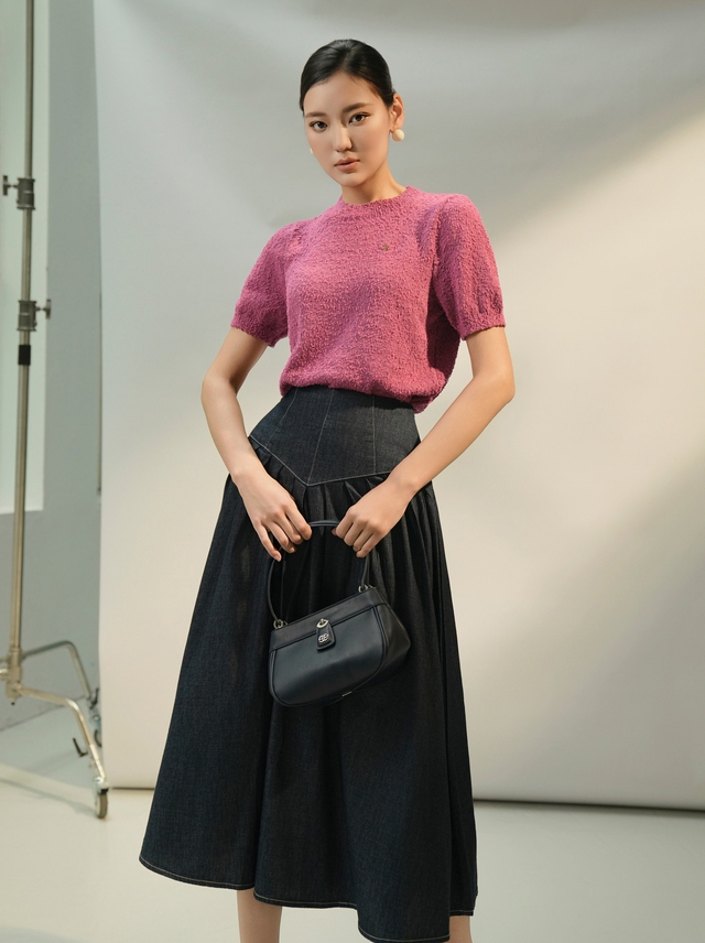 Chân váy denim, lựa chọn thông minh cho tiết thu mát dịu- Ảnh 4.