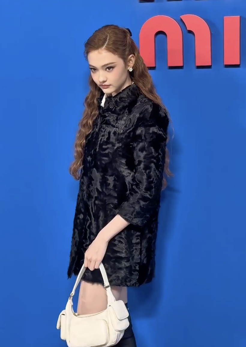 Vũ trụ hot girl Miu Miu: Lộ khung hình nóng bỏng của công chúa Kpop và Vũ trụ hot girl Miu Miu: Lộ khung hình nóng bỏng của công chúa Kpop và