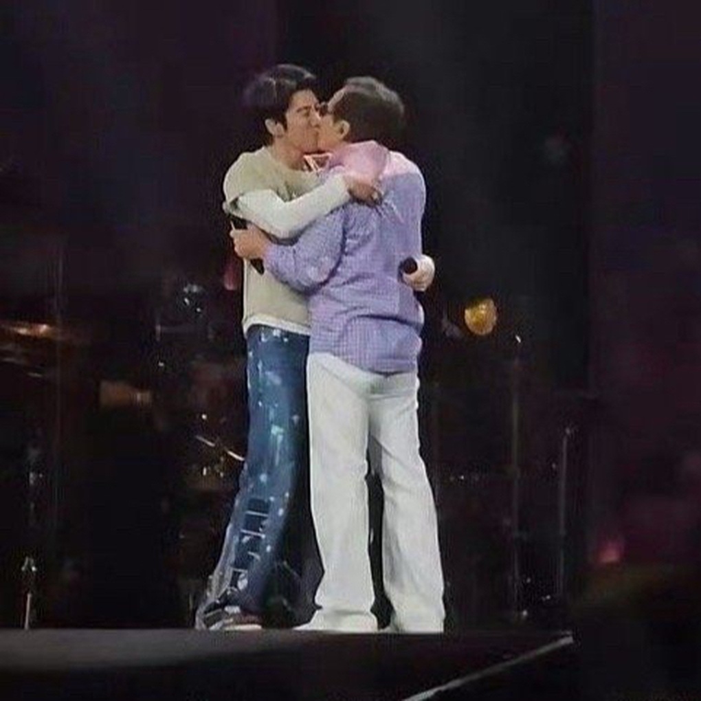 Thành Long vướng tranh cãi vì hành động khóa môi nam đồng nghiệp - 2