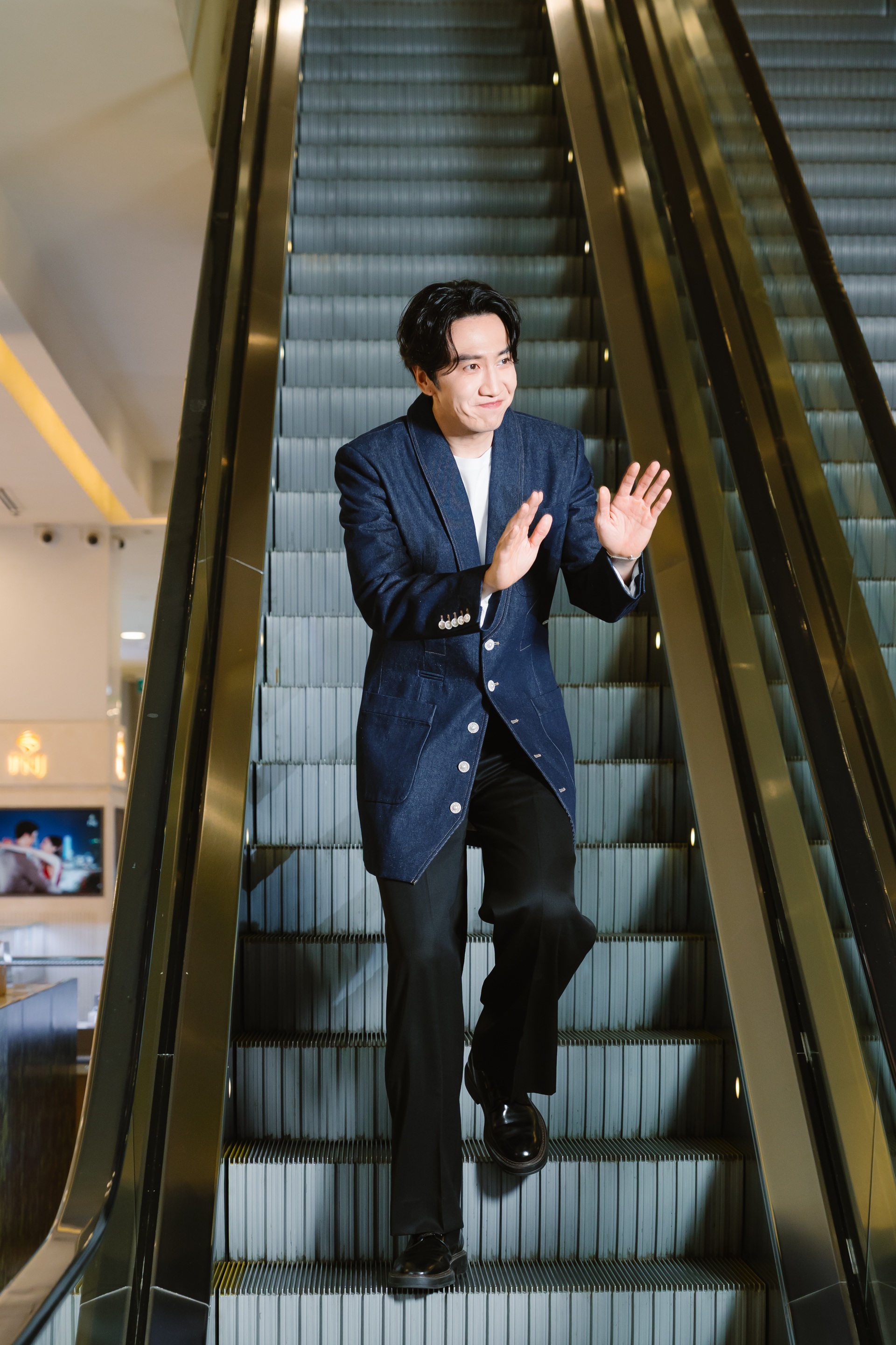 Hoàng tử châu Á cao gần 2m đến Việt Nam, sánh đôi Hoàng Hà gây chú ý - 2