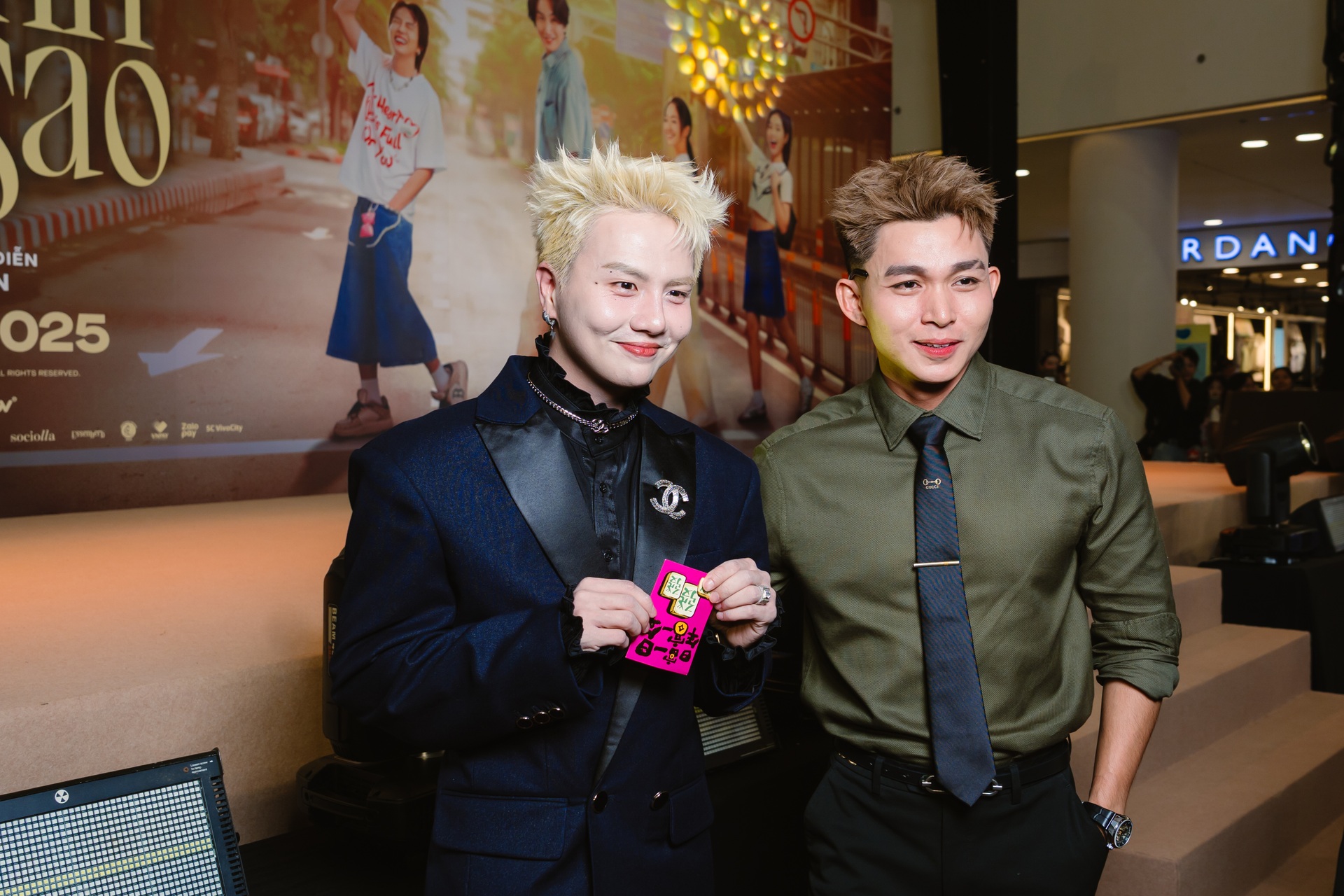 Hoàng tử châu Á cao gần 2m đến Việt Nam, sánh đôi Hoàng Hà gây chú ý - 10