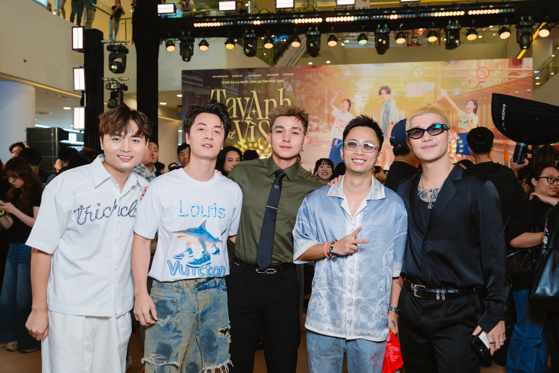 Hoàng tử châu Á cao gần 2m đến Việt Nam, sánh đôi Hoàng Hà gây chú ý - 12