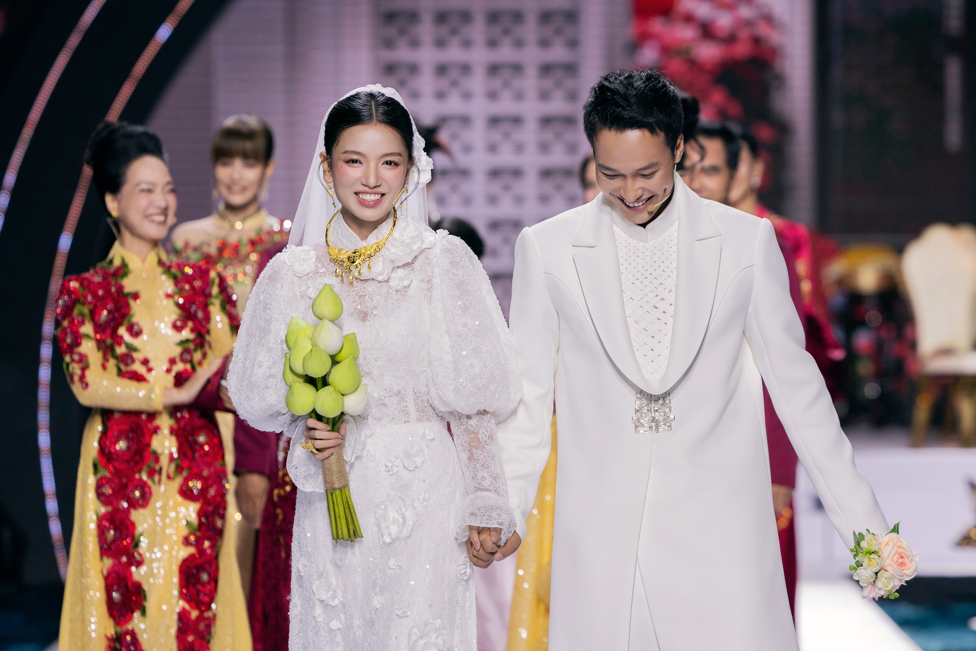 Bình và Hồng trong Mưa đỏ bất ngờ tái ngộ, hóa cô dâu - chú rể gây sốt - 2