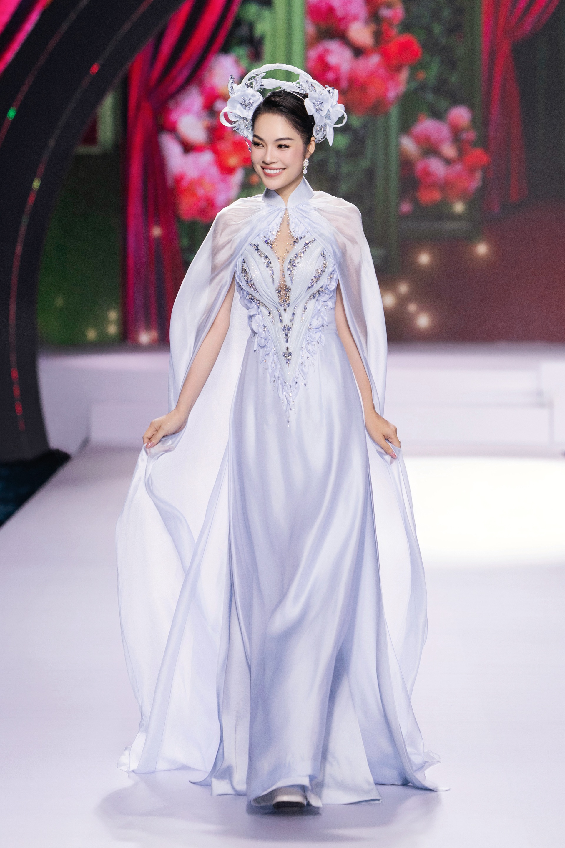 Bình và Hồng trong Mưa đỏ bất ngờ tái ngộ, hóa cô dâu - chú rể gây sốt - 4