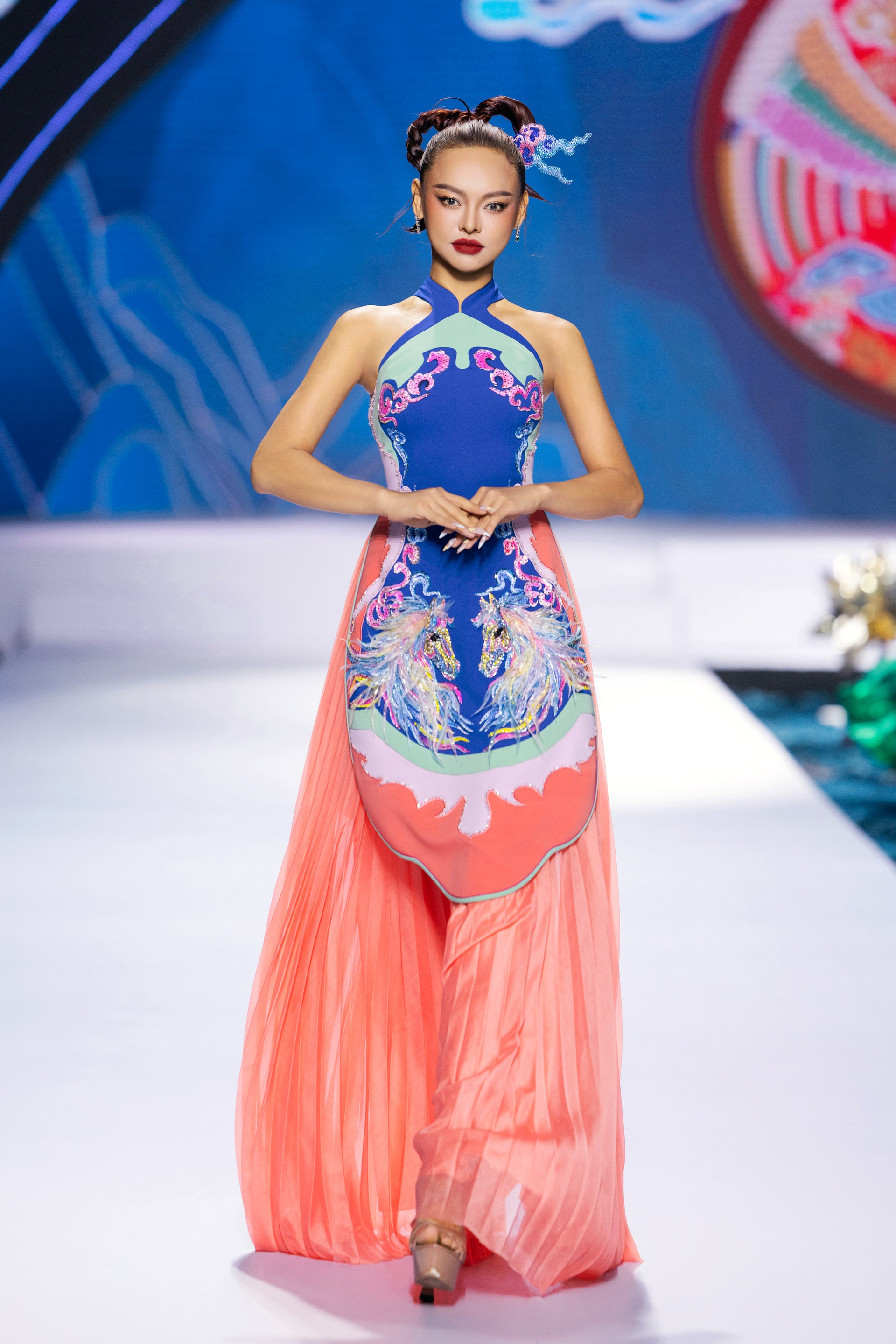 Bình và Hồng trong Mưa đỏ bất ngờ tái ngộ, hóa cô dâu - chú rể gây sốt - 6