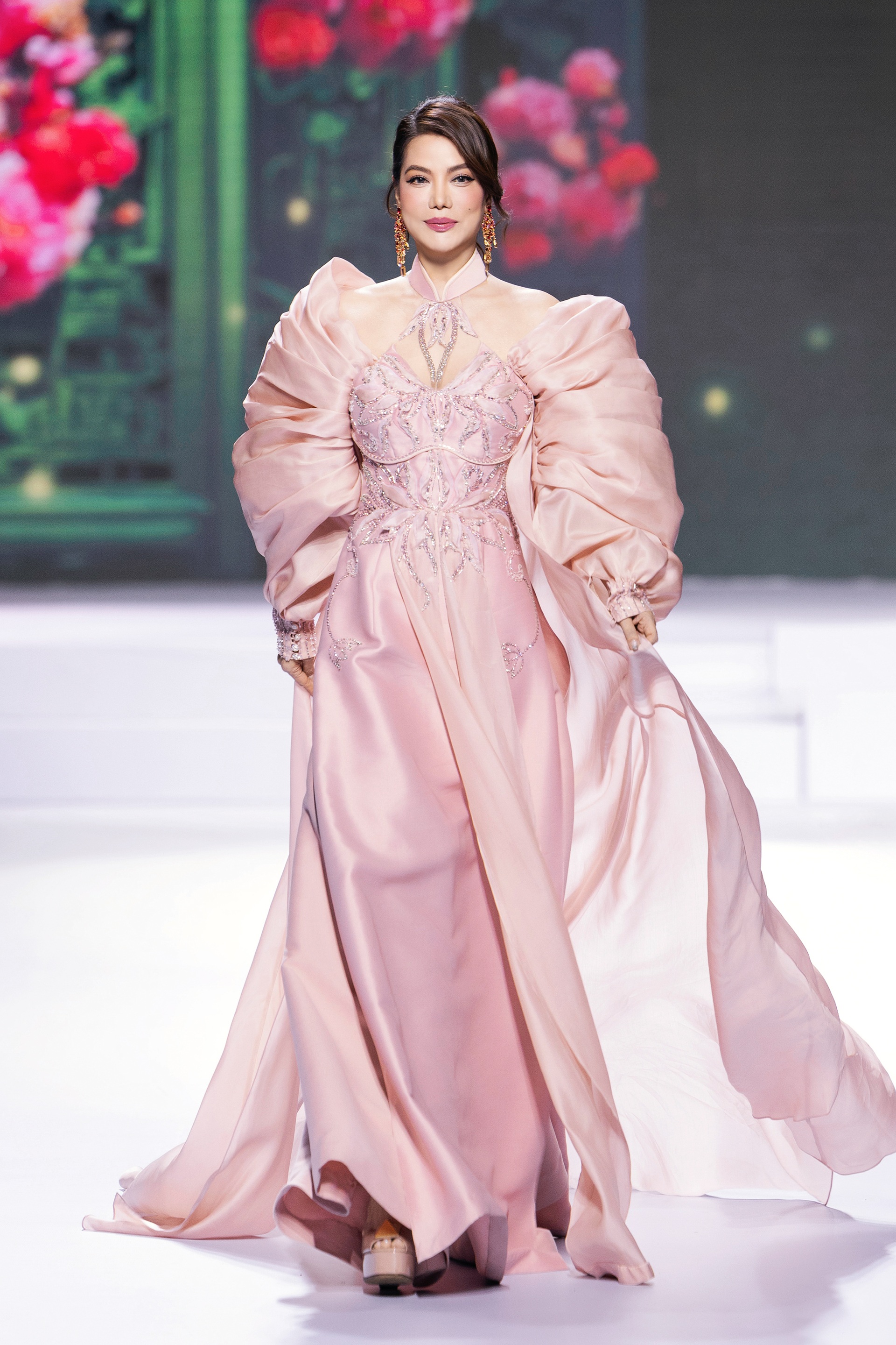 Bình và Hồng trong Mưa đỏ bất ngờ tái ngộ, hóa cô dâu - chú rể gây sốt - 7