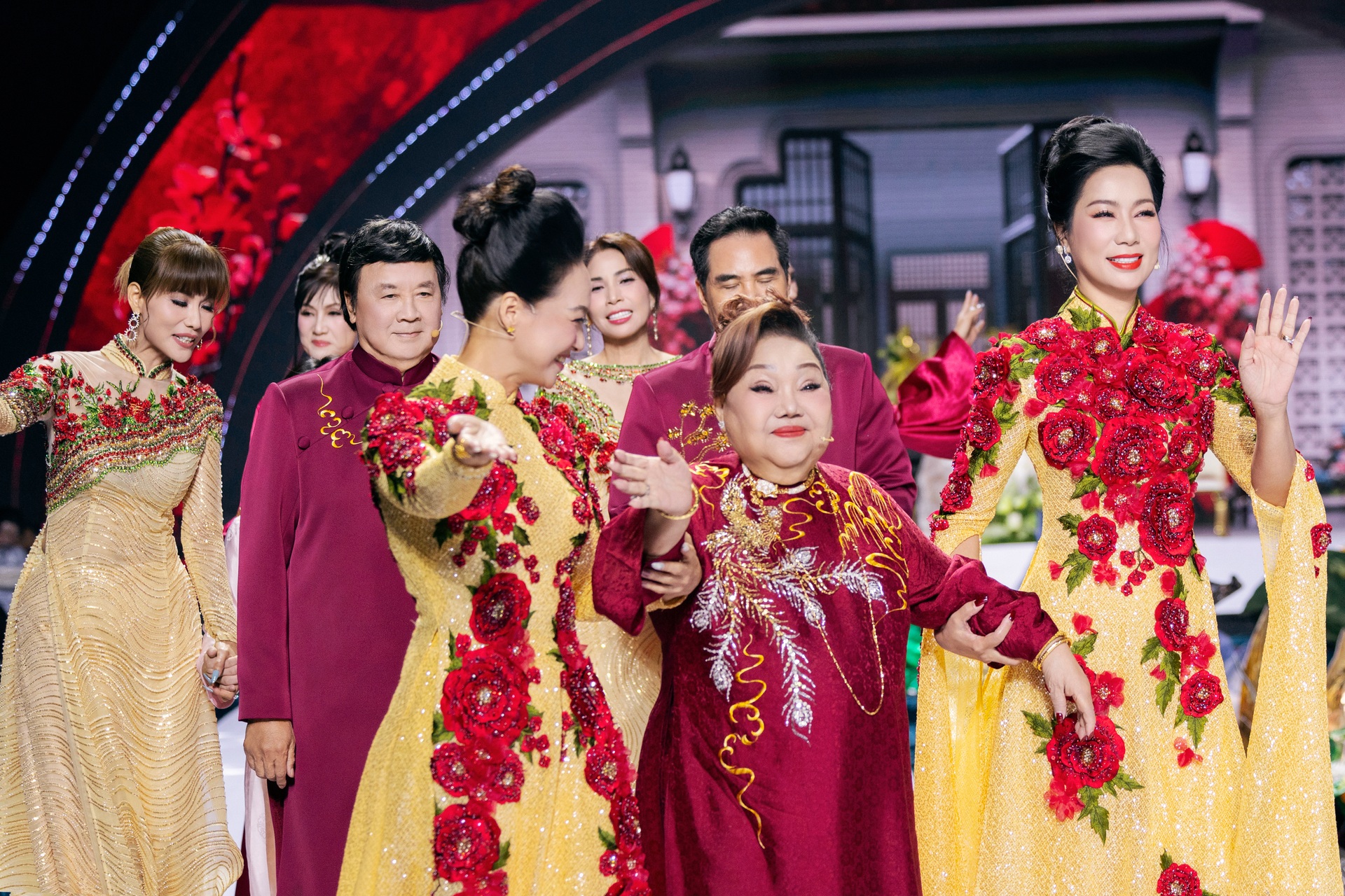 Bình và Hồng trong Mưa đỏ bất ngờ tái ngộ, hóa cô dâu - chú rể gây sốt - 11