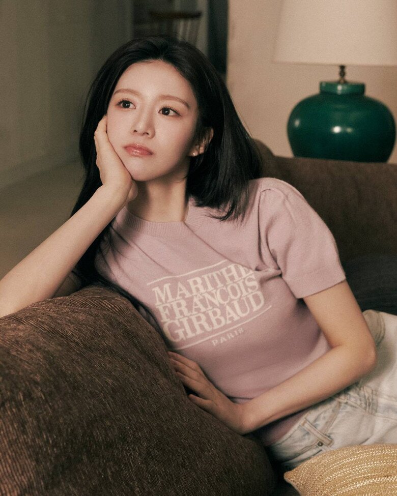 Sau hành trình giảm 12kg, Go Yoon Jung ngày càng thăng hạng nhan sắc với gương mặt tỷ lệ kim cương, làn da sáng và vóc dáng cân đối. Ở tuổi 30, cô trở thành biểu tượng cho vẻ đẹp kỷ luật và tự nhiên – nơi sự kiên trì và yêu bản thân tạo nên thần thái rạng ngời.