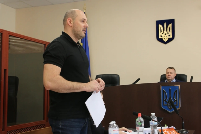 Ruslan Mahamedrasulov trong phiên tòa ở Kiev đầu tháng 9. Ảnh: Kyiv Independent