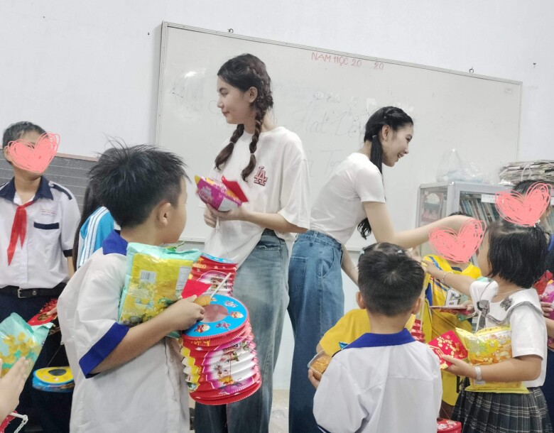 Hạt Dẻ nhà Quyền Linh xinh đẹp trong bộ ảnh chuẩn bị tốt nghiệp, ngoại hình thăng hạng từng ngày nay chuẩn "nàng thơ" 17 Lọ Lem - Hạt Dẻ thường xuyên đi trao quà cho trẻ em ở mái ấm tình thương.