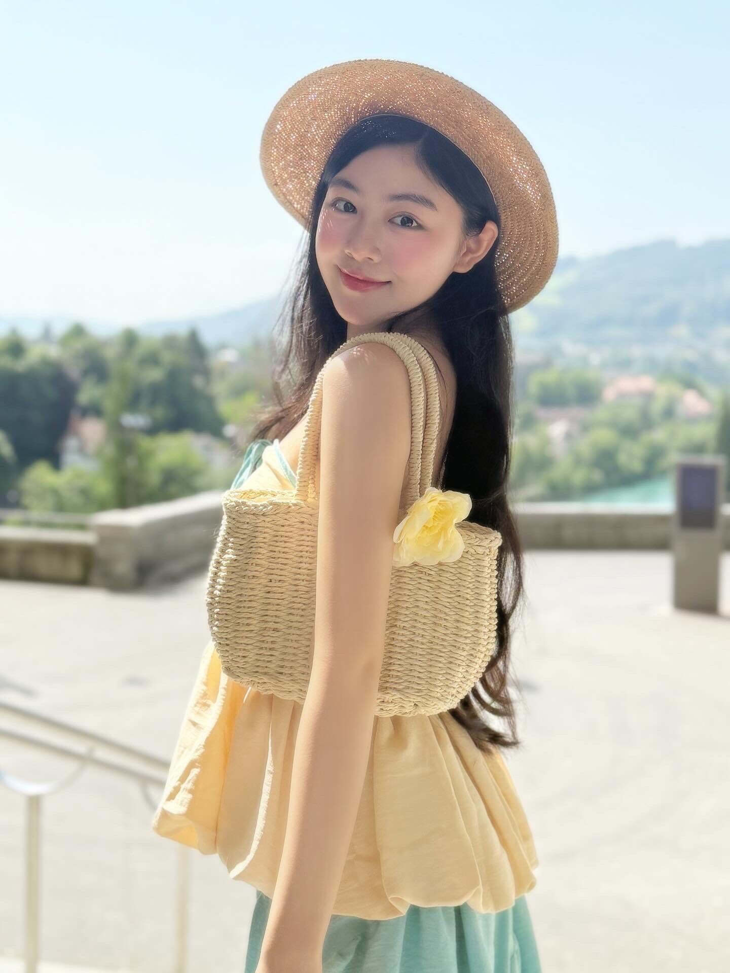 Con gái Quyền Linh rộ tin hẹn hò vì khoe ảnh nắm tay một ca sĩ, ngoại hình điển trai từng thi "The Voice Kids" 10 Con gái MC Quyền Linh có ngoại hình xinh đẹp.