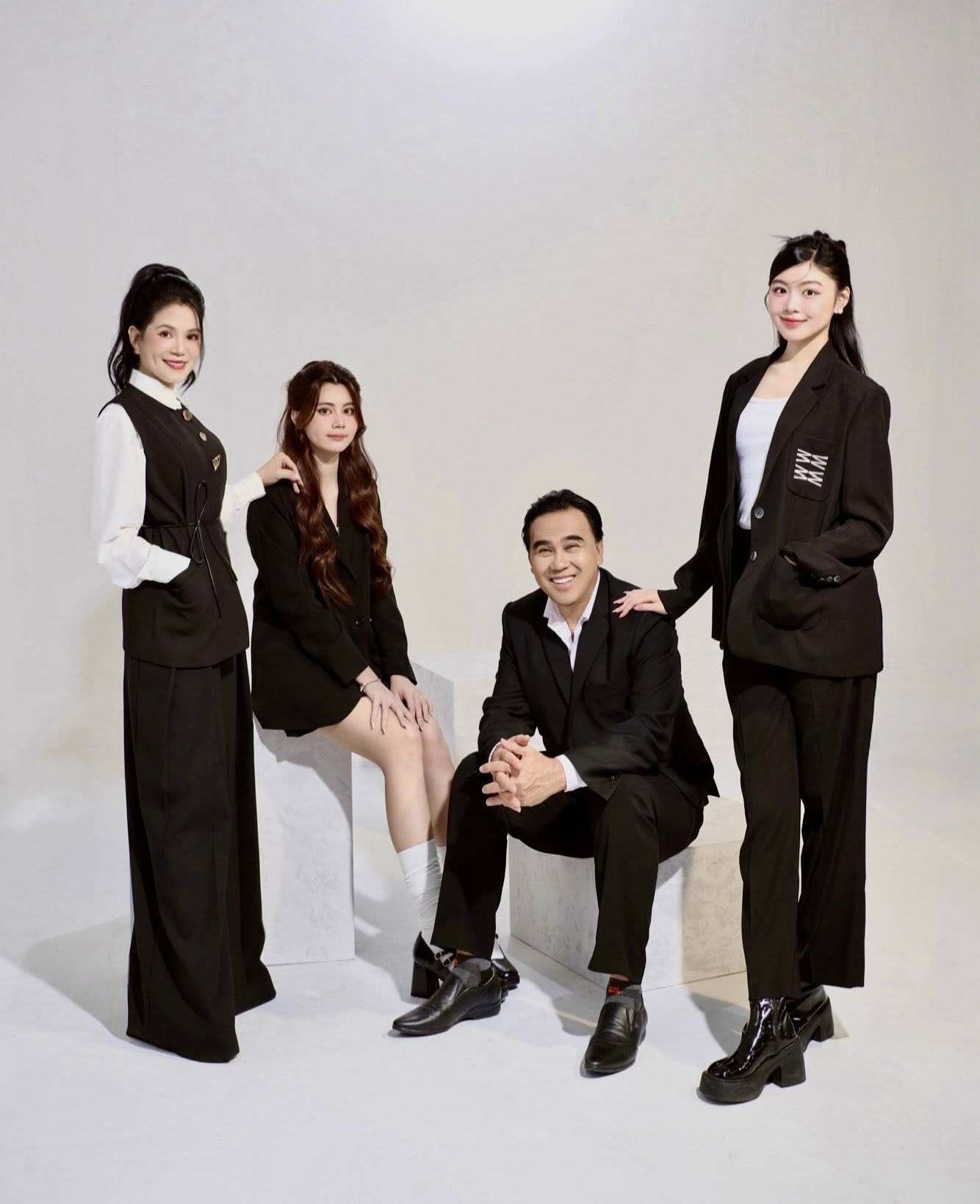 Con gái Quyền Linh rộ tin hẹn hò vì khoe ảnh nắm tay một ca sĩ, ngoại hình điển trai từng thi "The Voice Kids" 11 Vợ chồng Quyền Linh - Dạ Thảo nhận được nhiều sự quan tâm khi có 2 con gái cực phẩm