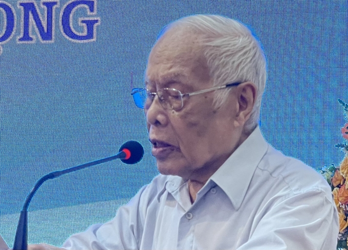 Giáo sư Phong Lê đọc tham luận tại sự kiện. Ảnh: Phương Linh